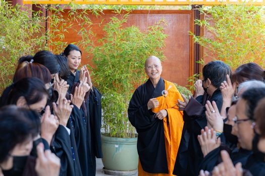 如航法師指導中文戒子問訊的方式。