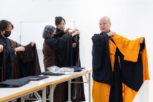 文宣組知謙法師指導中文戒子抽搭及摺疊縵衣。