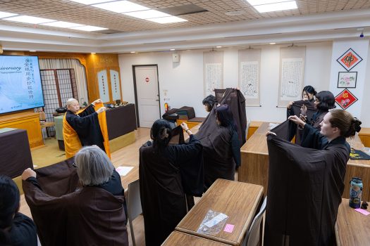 知宥法師指導英文戒子抽搭及摺疊縵衣。
