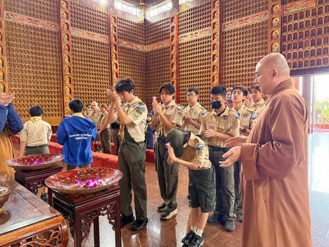 輔導法師慧澤法師帶領童軍向星雲大師靈骨獻花致敬