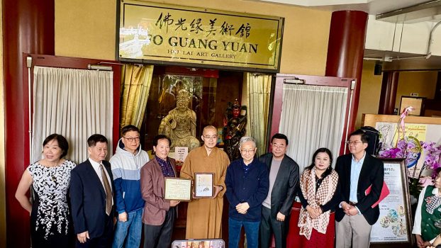 佛光山西來寺住持慧東法師(中)致贈感謝狀予周平珖藝術家(左4)。