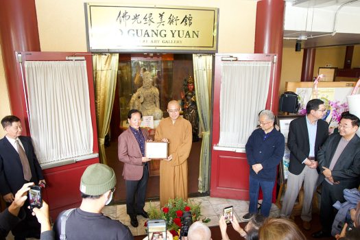 慧東法師(右)致贈感謝狀予周平珖藝術家(左)。