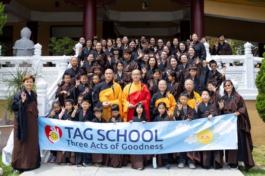 三好學園包含孩子、家長、老師及義工在內，共有46人一同發心皈依受戒，共沐法喜。