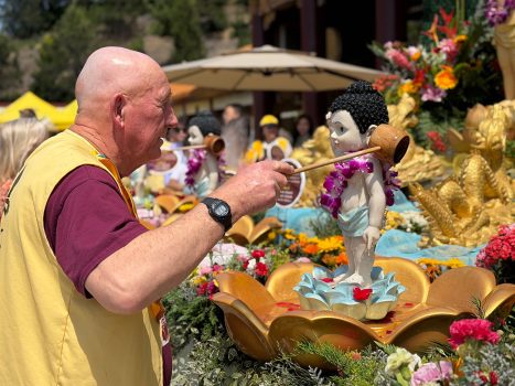 以英語人士為主體的西來分會,逾40位幹部、會員前來浴佛。