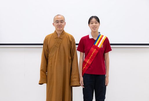 西來寺住持慧東法師出席5月22日晚間的開幕典禮，並為執星官 Allison Chieh 披上肩帶，象徵責任與使命的承擔。