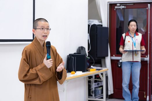 知行法師於結業典禮中勉勵大眾，並給予青年最後的叮嚀與祝福。