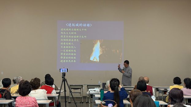講座在悠揚的新疆民歌《達坂城的姑娘》樂聲中揭開序幕。