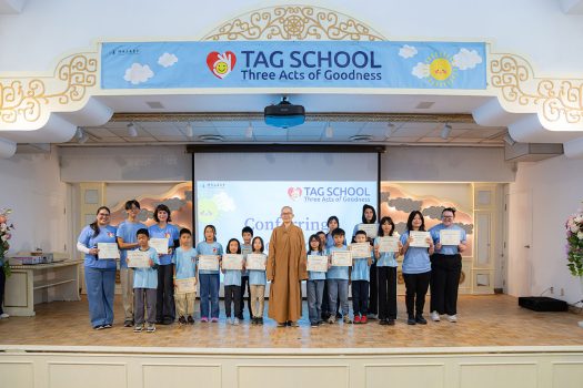 覺皇法師頒發感謝狀予少兒班(Kids)老師、助教以及表現優異、進步最多、全勤的學員。