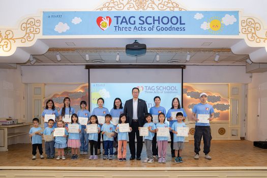 吳程遠市議員頒發感謝狀予學前班(Preschool)老師、助教以及表現優異、進步最多、全勤的學員。