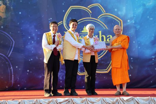國際佛光會洛杉磯協會由副會長許珍蓉(右2)、理事李彩雲(左2)、世界總會檀講師邱全春(左1)代表呈獻供品,供養法師。法身寺副住持 Phrakru Sotthidhammavites 法師(右1)在致贈謝禮時,向許珍蓉表達對西來寺與佛光會長年交流的珍惜與感謝。