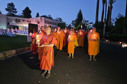 法師帶領大眾手持燭光,緩步繞場三匝,虔誠為世界和平祈願。