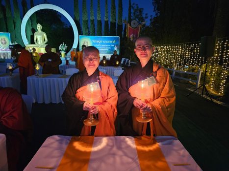 覺皇法師(右)、知謙法師(左)與各僧團代表依序點燈,燈火相傳,點點燭光匯聚成溫暖光海。