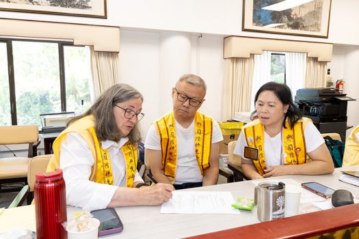 西來分會會長Lynette King(左)與幹部熱烈討論組別分享內容。