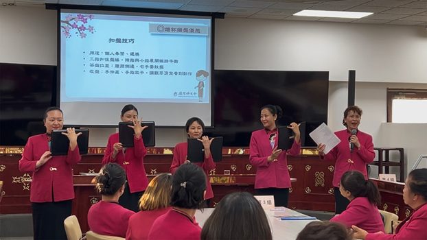 方黎菁組長（右一）講解，四位小組長現場演示。