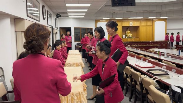 知賓學員們分組進行「前奉茶」的實操練習。