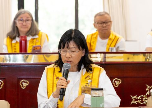 5月16日全球同步抄經修持活動由總幹事紀愛華報告：近450人於西來寺現場抄經，另有250人於家中同步參與，共同緬懷佛光山開山祖師星雲大師弘法利生的願心。