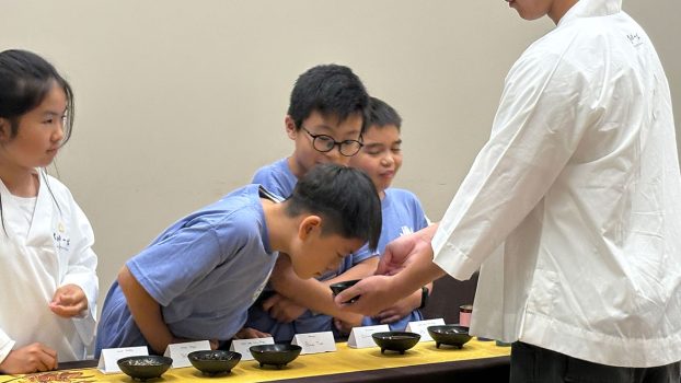 學生透過觀茶、聞茶，認識不同茶類特色。