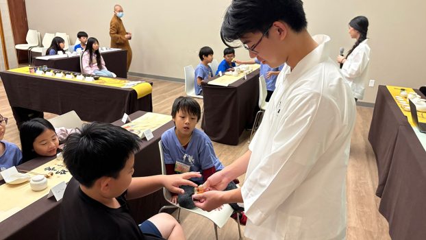學生近距離欣賞主題為「琴棋書畫」的茶寵。
