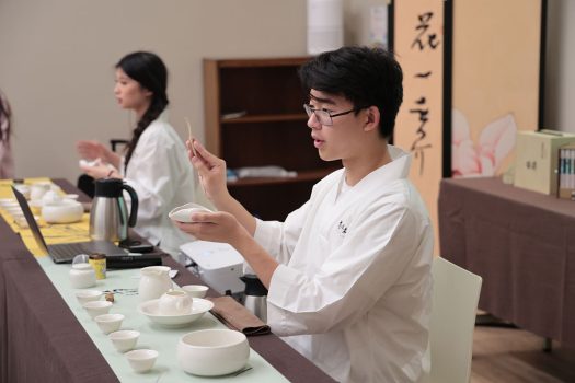 講師Tayten及Adriana分別為學生展示茶具，並說明其用途及茶席布置方式