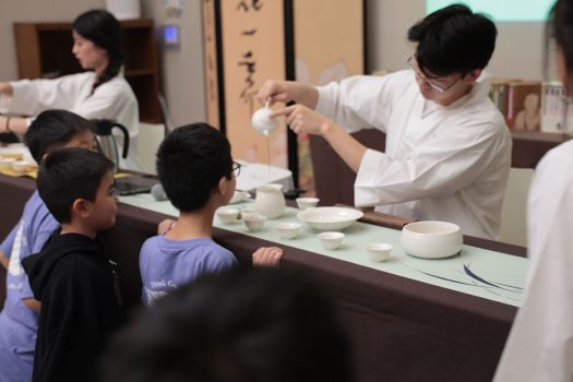 學生近距離觀摩泡茶流程。