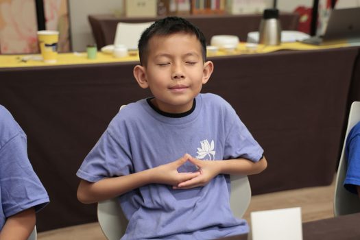 泡茶前學生靜坐。