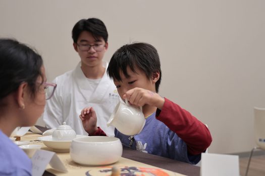 學生依照茶禪流程，按部就班完成泡茶，從每一個動作中學習專注與恭敬。