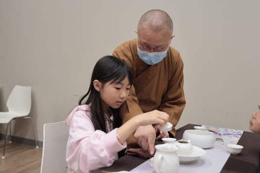 滿兆法師指導學生泡茶步驟。