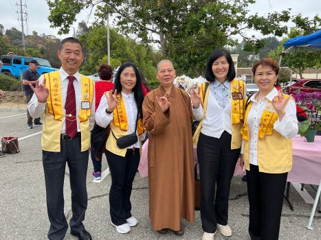 佛光人愛心不落人後，(左起)洛杉磯協會理事錢學儉、秘書長郭雯玲、西來寺知客組滿光法師、洛杉磯協會會長蔡月琴、副督導長方黎菁。