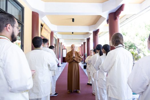 慧澄法師指導學員排班、合掌、問訊等行儀。