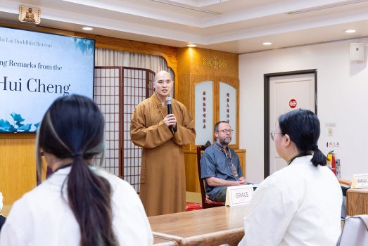 西來書院輔導法師慧澄法師致詞表示 ，西來寺秉持開山祖師星雲大師倡導的四大宗旨弘法利生，期盼學員透過西來書院，點燃內心智慧與覺悟之光。