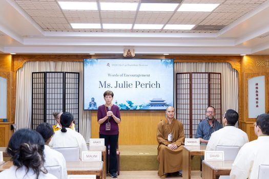 瑜伽指導老師Julie Perich致詞表示，瑜伽結合身體鍛鍊與心念安定。