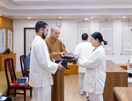 典禮尾聲，慧澄法師致贈每位學員星雲大師著作《釋迦牟尼佛傳》（The Biography of Sakyamuni Buddha），寓意「傳燈」。