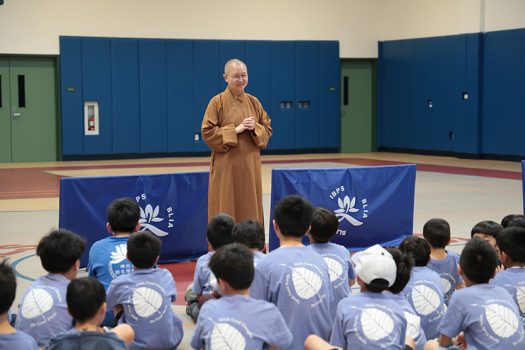 佛光西來學校執行長滿兆法師於出發前叮囑學生注意安全，並鼓勵大家用心學習、快樂探索。