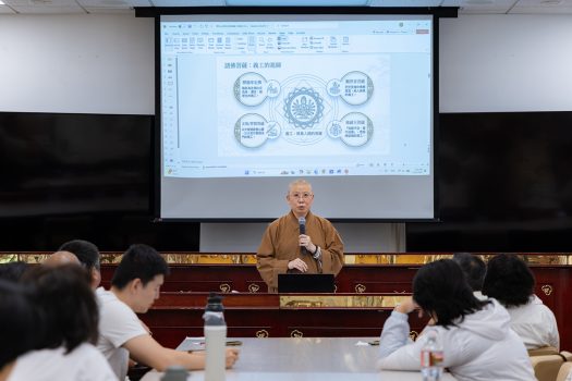 知宥法師則勉勵大眾建立共同理念與服務共識，認識道場宗旨與運作方式。當穿上義工背心，不僅代表西來寺，也代表佛教形象。