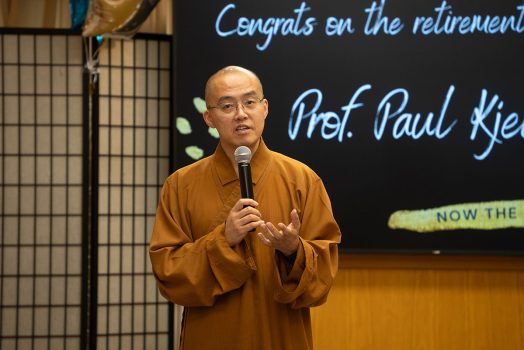 慧東法師致詞表示，西來大學創校初期設於西來寺期間，Dr. Paul Kjellberg 便開始授課， 至今已逾三十載，長期投入佛教教育與人才培育，貢獻良多。