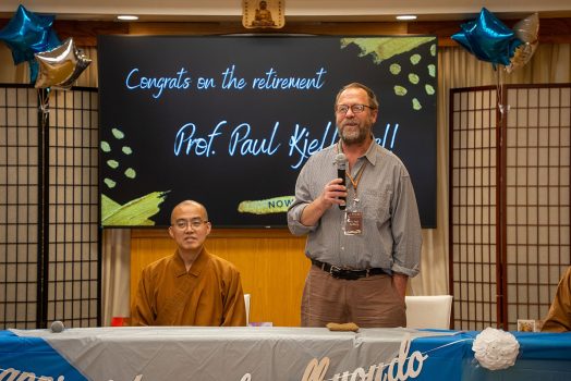 Dr. Kjellberg(右)致詞時表示，在友人鼓勵下開始於西來大學及西來寺教授佛學課程，這是一段因緣和合所成就的美好歷程，他內心充滿感謝與珍惜。