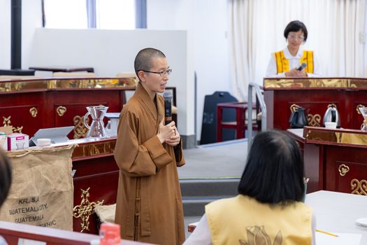西來寺二單監院知行法師表示，從咖啡可見因緣和合，而咖啡豆多元的風味，來自日積月累的薰陶，正如佛門所說的「多聞薰習」，透過不斷學習與實踐，才能逐漸累積智慧。
