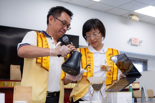 Hendra 現場沖泡咖啡，「真香！」眾人的讚歎聲此起彼落。