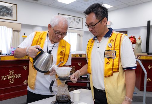 喜瑞都分會會員黃儉能(左)擔任「咖啡禪行者」。