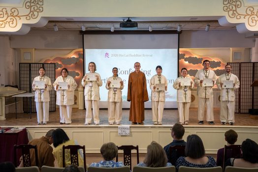 西來寺住持慧東法師致詞勉勵，讚歎學員的努力，並期許學員以開放的心與勇氣面對未來的挑戰，迎向光明前程，開啟人生新篇章，隨後頒發結業證書。