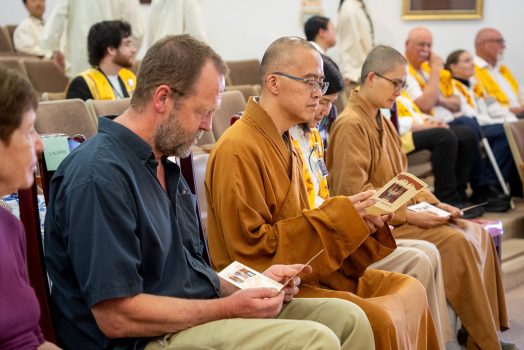 活動尾聲，學員向師長、工作人員及義工致贈謝卡。