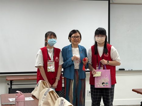 聯合大學義工老師代表致贈親手製作中國結及台灣點心。