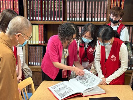 圖書館館長郭玲玲分享敦煌藝術品書冊。