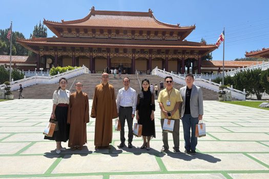 午齋前於成佛大道留下合影。