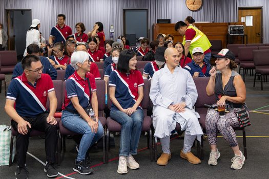 一行人接著前往 Gracepointe Church 報到並等侯工作說明。(前排左起)哈崗促進會副主席 Alitzah Wiener、西來寺社教本土組慧澄法師、國際佛光會洛杉磯協會會長蔡月琴、副會長許珍蓉等。