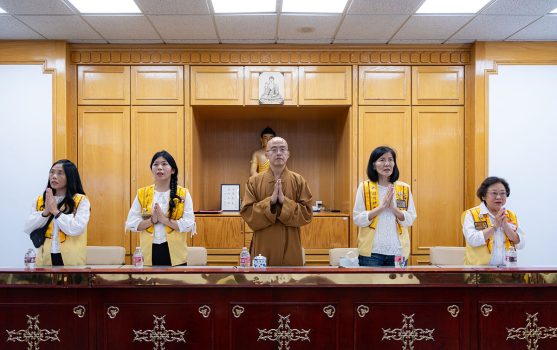 佛光山西來寺住持慧東法師(中)、洛杉磯協會會長蔡月琴(右2)、副會長王儷玲(左2)、秘書長郭雯玲(左1)、財務長李師仉(右1)等共同出席。