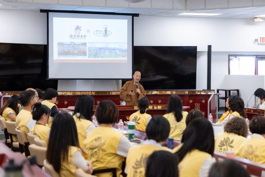 滿光法師以「鳥之雙翼」比喻佛光山與佛光會相輔相成,共同肩負建設人間淨土的使命,並介紹佛光會推動文化、教育、慈善、共修等弘法工作,鼓勵大家從參與中實踐人間佛教。