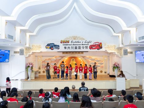 結營成果展中,各隊自行編排戲劇,透過生動有趣的故事傳遞品德教育。