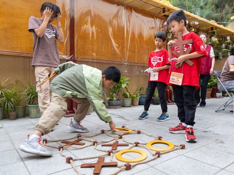 夏令營最後一天安排遊戲嘉年華,孩子們透過參與各項趣味活動累積貼紙(sticker),並依照收集數量兌換獎品,在歡樂互動中體驗努力、合作與分享所帶來的成就感。