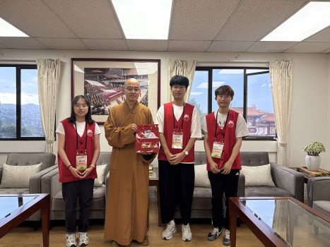 陳韻涵(左1)、林鴻斌(右1)、杜瑞安(右2)老師代表海華文教基金會致贈伴手禮，以感謝常住多年支持，由慧東法師(左2)代表接受。